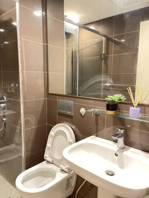 Апартаменты The Serene Escape Rockwell Makati City View 1Br Манила Экстерьер фото